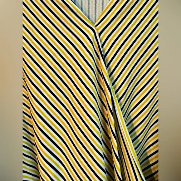 INC Stylish Long Sleeve - Picture 3 of 4